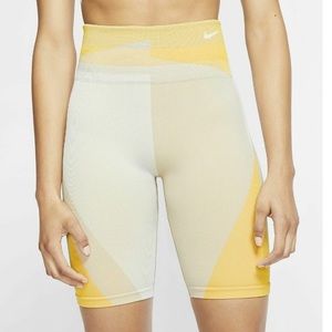 Nike Women's Icon Clash Seamless 8'' Training Shorts Medium